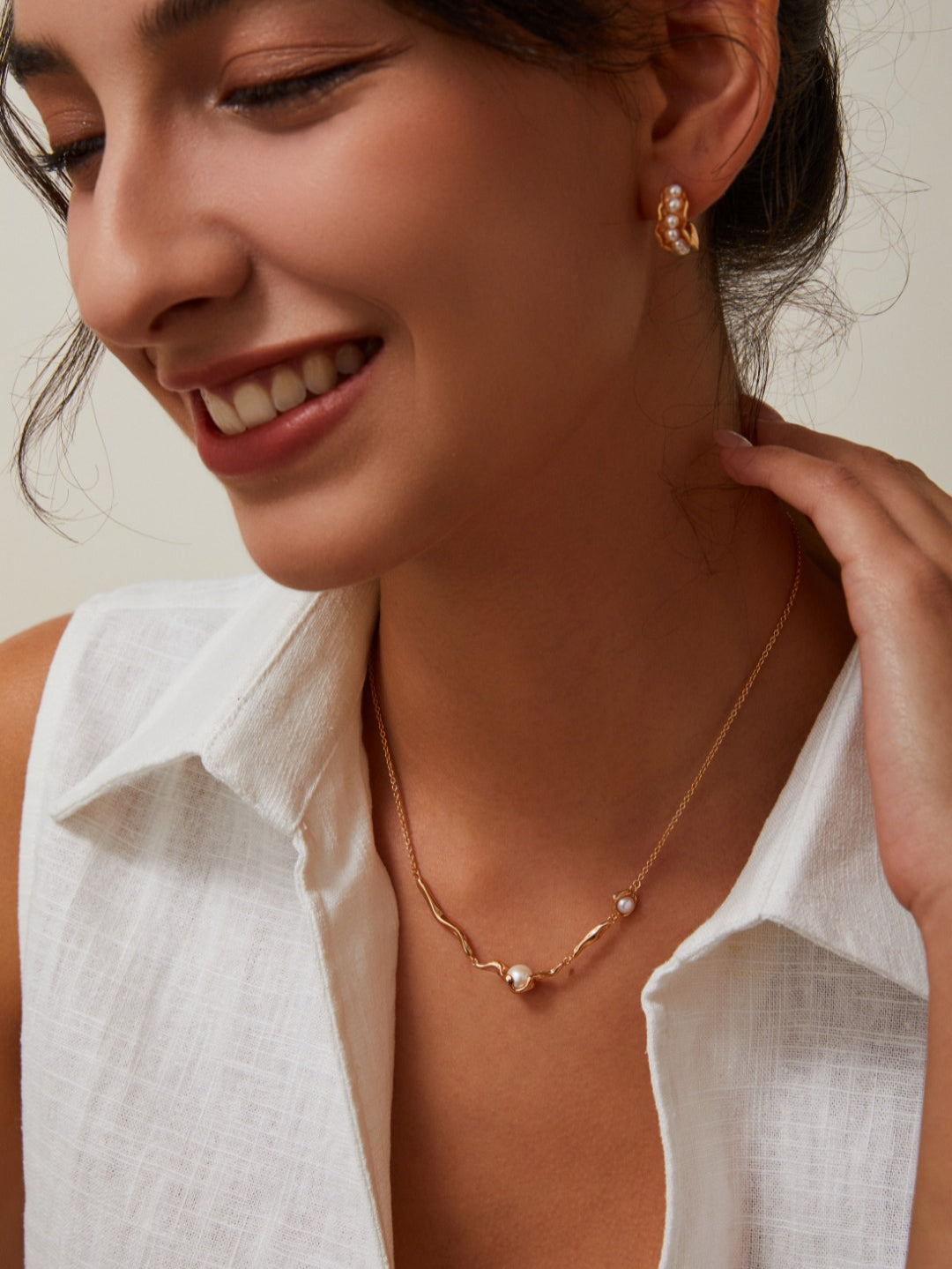 Streamlined Metal Pearl Necklace