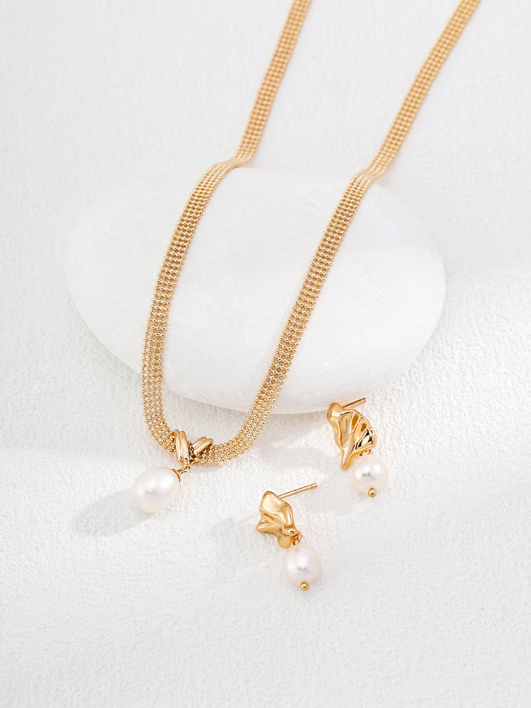 Pearl Pendant Metal Lace Design Choker